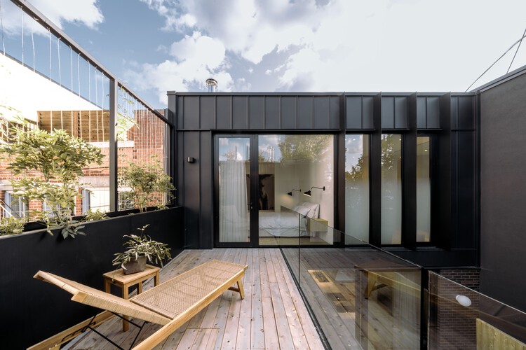 Light Box House / NatureHumaine - Экстерьерная фотография, Окна, Стол, Фасад, Балка, Двор