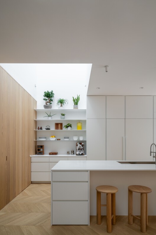 Light Box House / NatureHumaine - Фотография интерьера, кухня, стол, столешница, стул