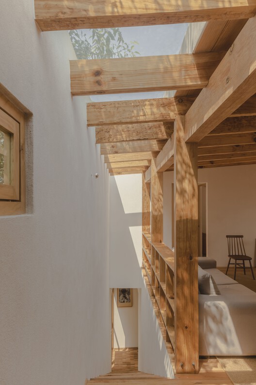 Дом Y27 / estudio estudio - Фотография интерьера, Балка, Стул