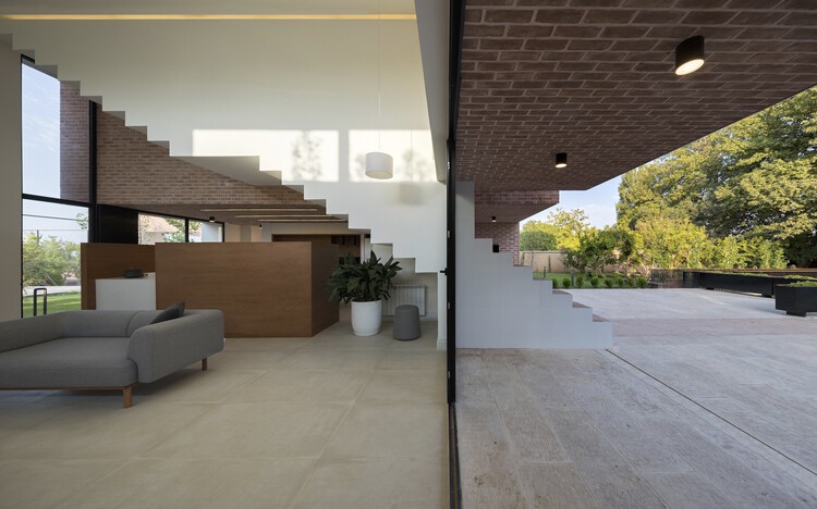 Вилла Нарбон / Gera Studio Architects - Фотография интерьера, гостиная, кирпич