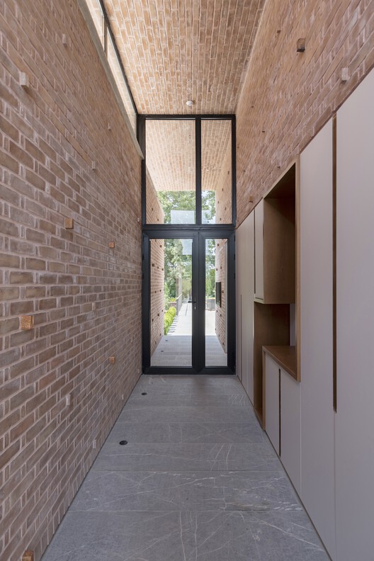 Вилла Нарбон / Gera Studio Architects - Фотография интерьера, кирпич, фасад, бетон, балка