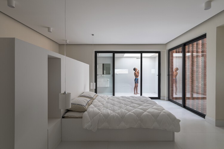 Вилла Нарбон / Gera Studio Architects - Фотография интерьера, спальня, кровать