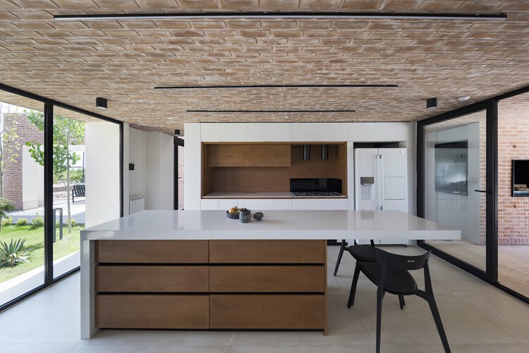 Вилла Нарбон / Gera Studio Architects - Фотография интерьера, кухня, стол, фасад, окна, балка