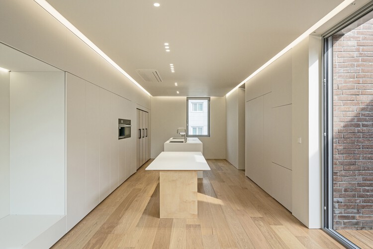 Dots 2 Коммерческое здание и дом / JYA-RCHITECTS - Фотография интерьера, кухня