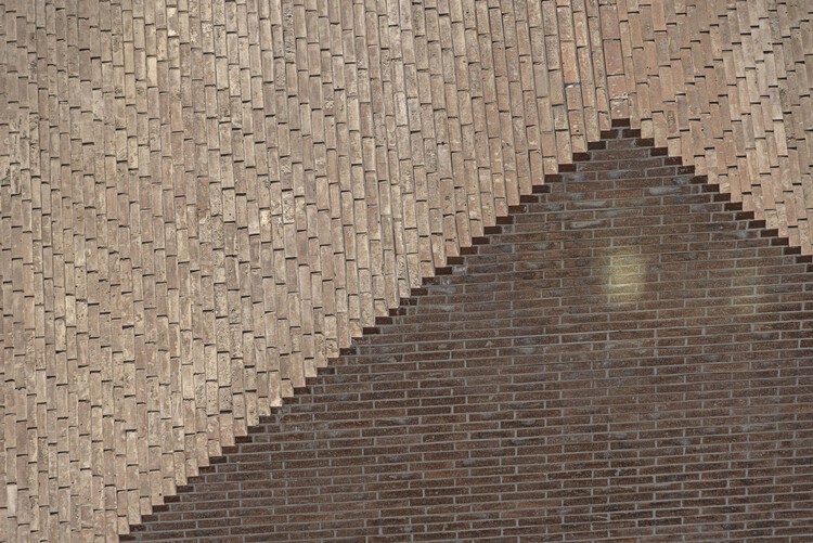Dots 2 Коммерческое здание и дом / JYA-RCHITECTS - Фотография экстерьера, кирпич