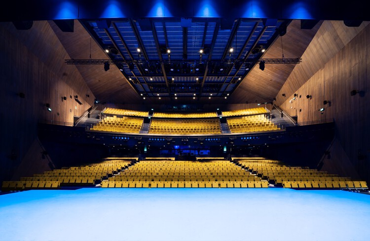 Фабрика International Aviva Studios / OMA - Фотография интерьера