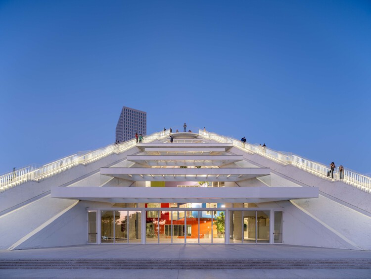 Пирамида Тираны / MVRDV - Экстерьерная фотография, фасад