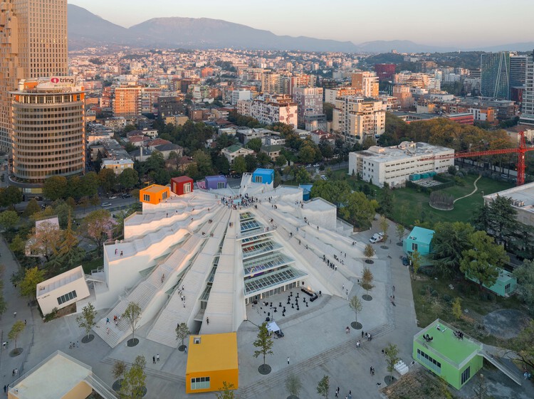 Пирамида Тираны / MVRDV - Фотография экстерьера, городской пейзаж