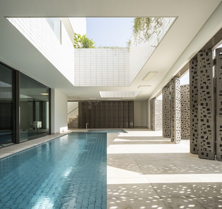 Pixel House / AGi Architects — Фотография интерьера, окна