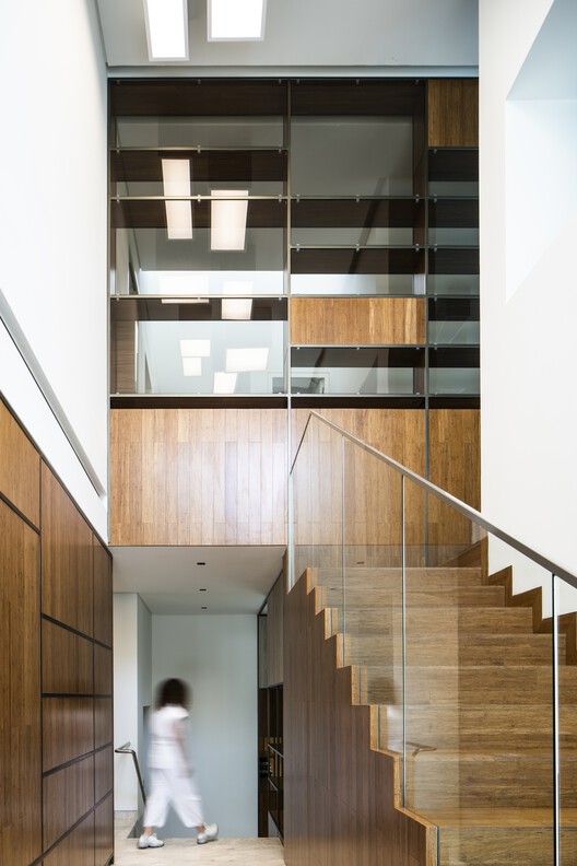 Pixel House / AGi Architects - Фотография интерьера, лестницы, окна, фасад, перила