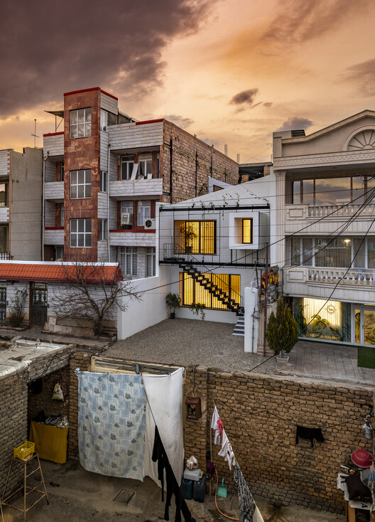 Дом Каразия / Офис Давуд Борожень - Экстерьерная фотография, окна, фасад