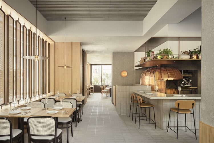 Trunk Hotel / Keiji Ashizawa Design - Фотография интерьера, Столовая, Стол, Стул, Балка