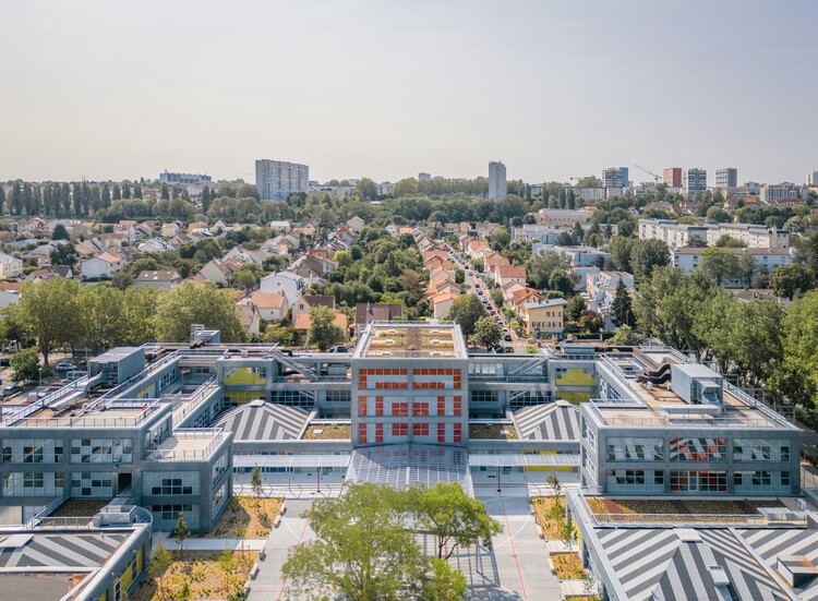 Ремонт средней школы Анны Франк / MARS Architects — фотография экстерьера, окон, городского пейзажа