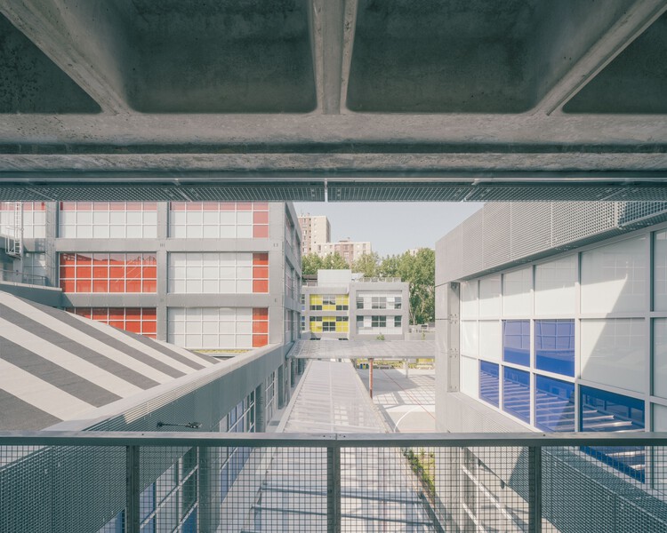 Ремонт средней школы Анны Франк / MARS Architects - Фотография интерьера, фасад, стекло, окна, перила