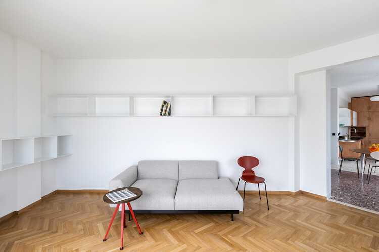 Квартира Пискатор в Афинах / en-route-architecture — Фотография интерьера, гостиная, стул, окна