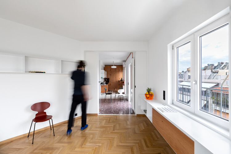 Квартира Пискатор в Афинах / en-route-architecture - Фотография интерьера, кухня, окна, стул