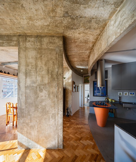 Ремонт квартиры в доме Пилар / Jô Vasconcellos Arquitetos Associados - Фотография интерьера, кухня, столешница, раковина, балка