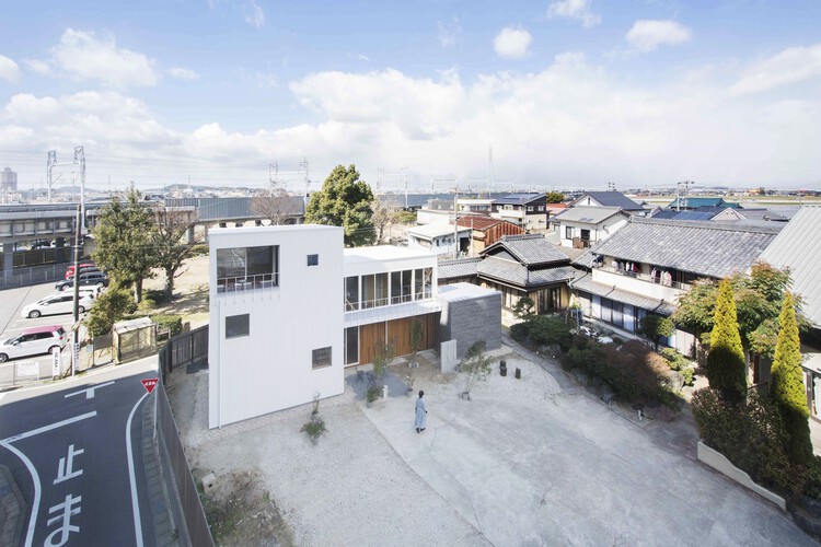 Дом во дворе/Студия Velocity - Фото экстерьера, окна, фасад