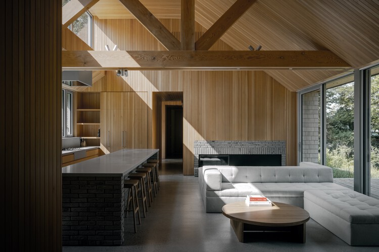 Cherry Valley / StudioAC - Фотография интерьера, кухня, стол, окна, балка