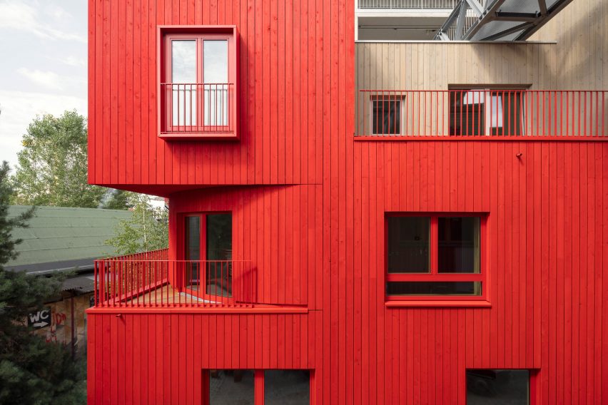 Облицовка офисного здания Haus 2+ красным деревом от Office ParkScheerbarth