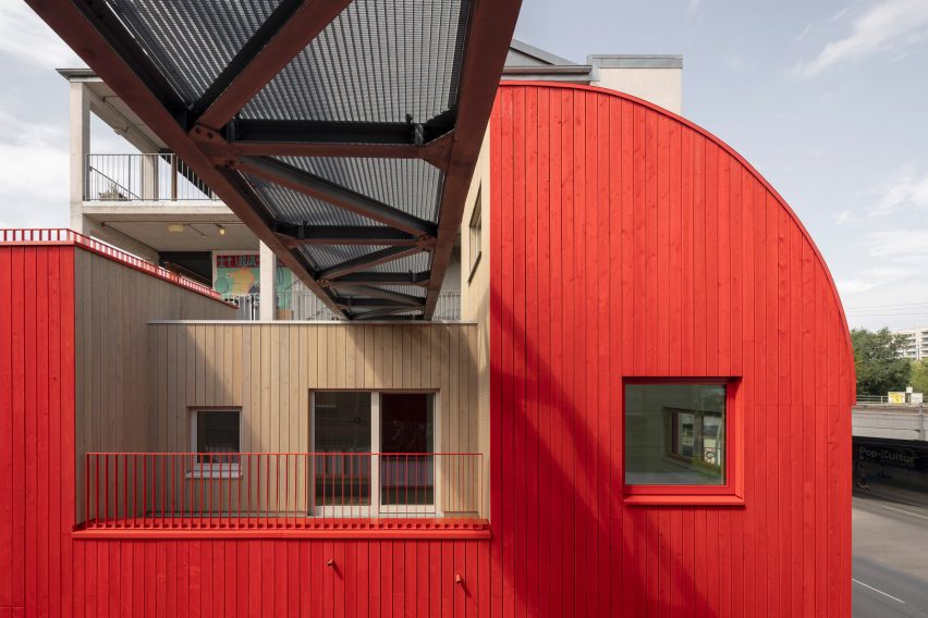 Облицовка офисного здания Haus 2+ красным деревом от Office ParkScheerbarth