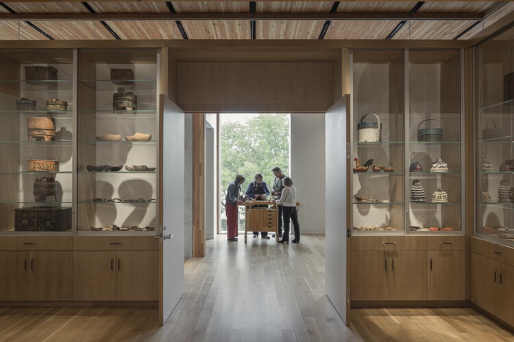 Vesterheim Commons / Snøhetta — фотография интерьера, кухня, столешница, окна, балка