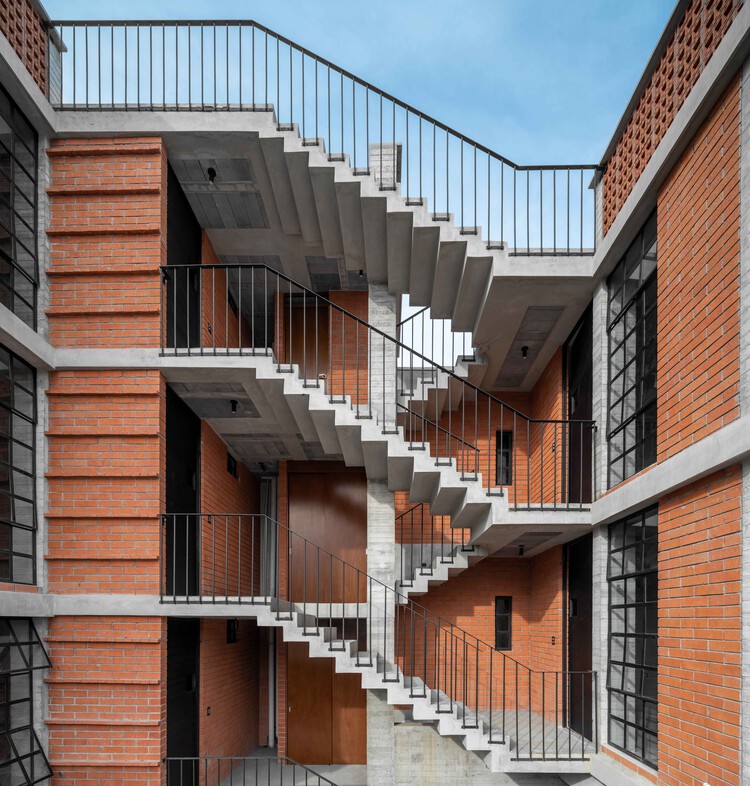 La Luz 1126 Многоквартирный дом / Edith Architecture + Leon Staines - Фотография экстерьера, Окна, Кирпич, Лестница, Фасад, Перила
