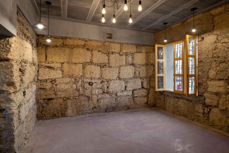 La Luz 1126 Многоквартирный дом / Edith Architecture + Leon Staines - Фотография интерьера, окна, балка