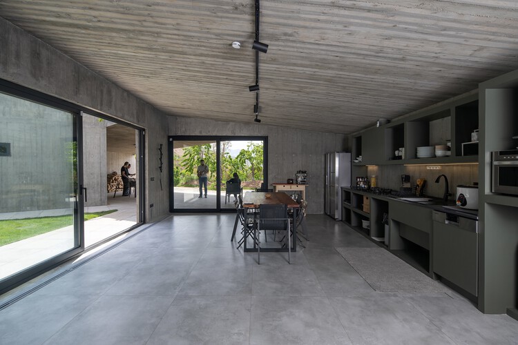 The Inside Home / Olgooco - Фотография интерьера, Столовая, Стол, Стул, Балка