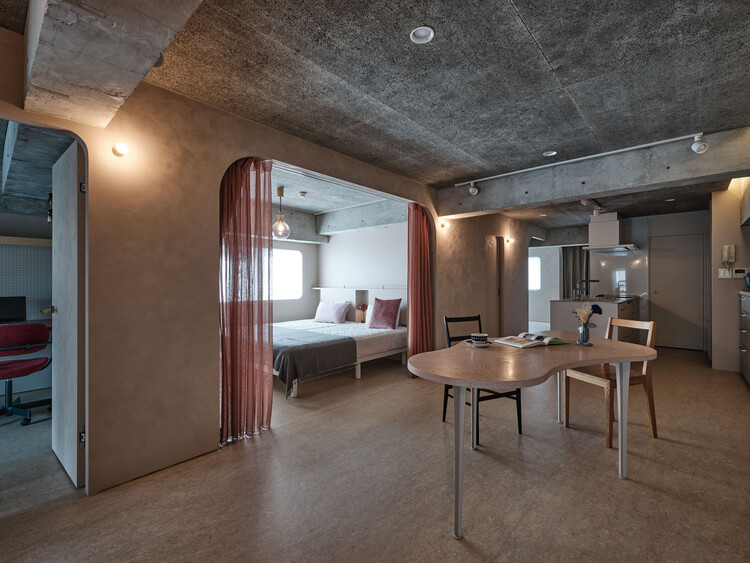 One Nuance Apartment / HAMS and, Студия - Фотография интерьера, Стол