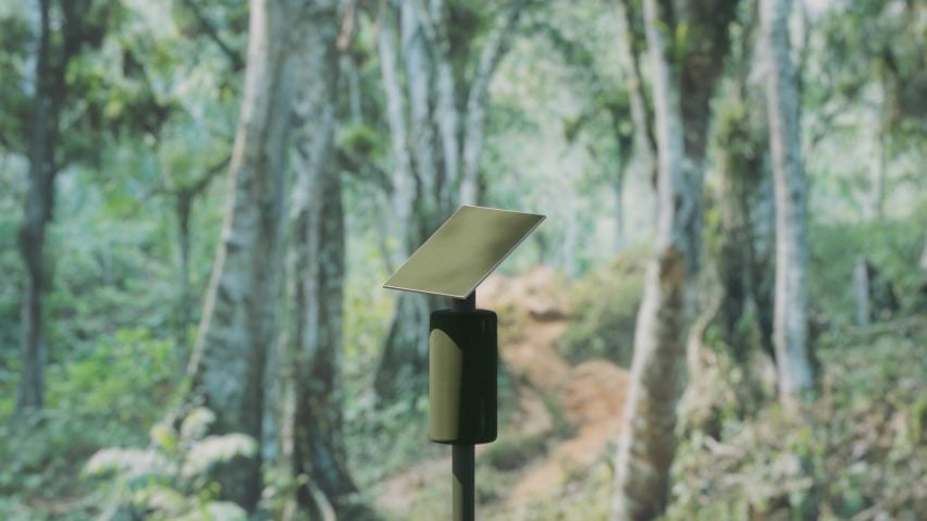 Система обнаружения лесных пожаров Solar Lookout, расположенная в лесу