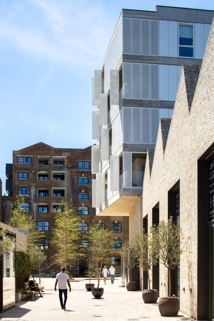 Кирпичный жилой дом и художественное здание с зубчатой крышей от Coffey Architects.