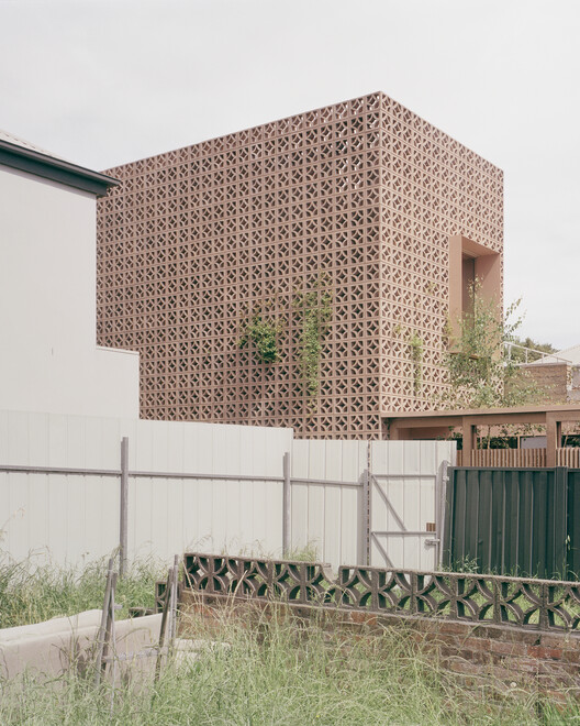 Garden Tower House/Studio Bright - Экстерьерная фотография, Забор, Кирпич, Фасад