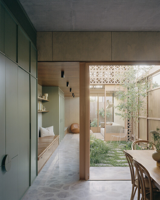 Garden Tower House / Studio Bright - Фотография интерьера, стул, балка