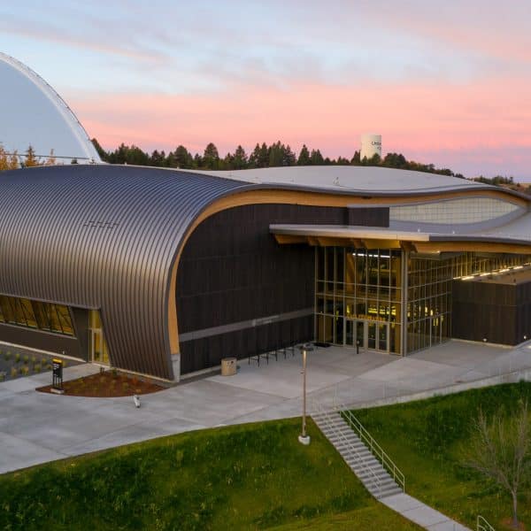 Баскетбольная арена Айдахо от Opsis Architecture «порывает с условностями»