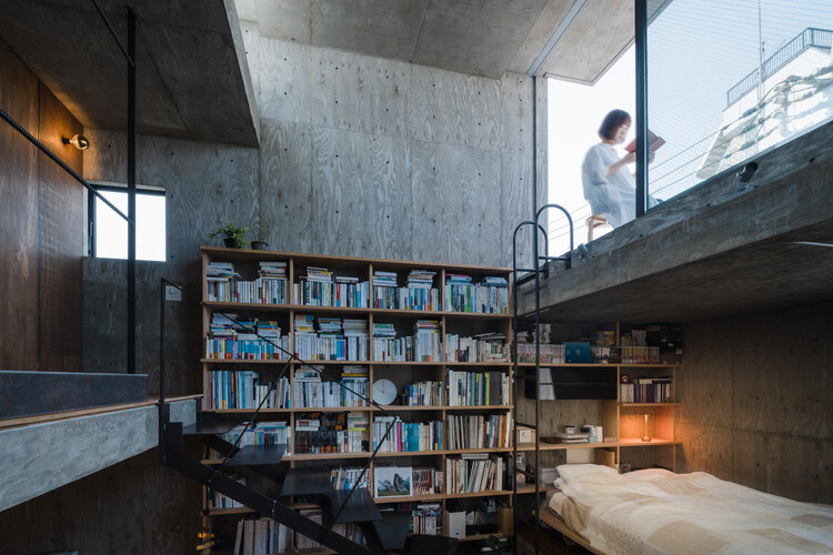 Строительный каркас дома / IGArchitects - Фотография интерьера, стеллажи, окна, балка