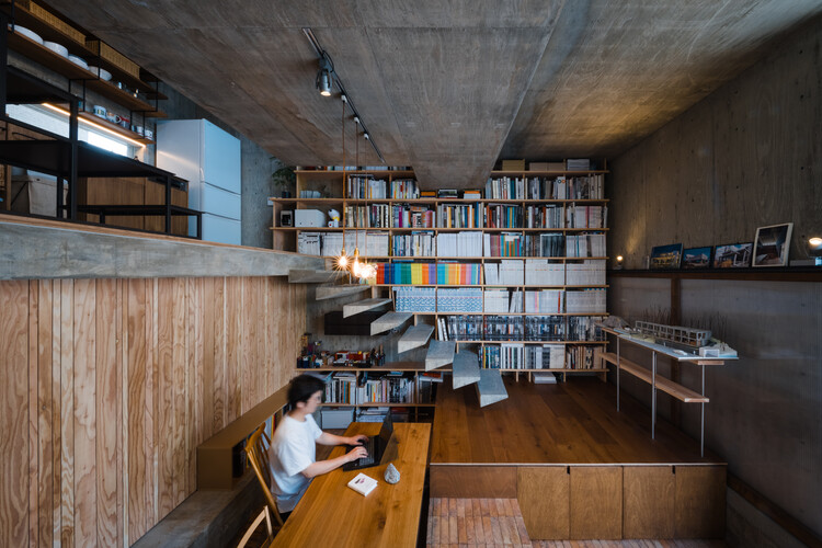 Строительный каркас дома / IGArchitects - Фотография интерьера, Стеллаж, Стол, Стул, Балка
