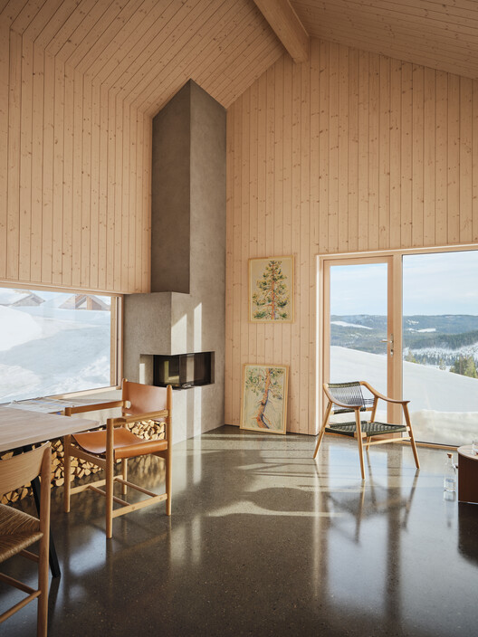 Зимняя хижина Mylla / Fjord Arkitekter - Фотография интерьера, стол, стул, окна, балка