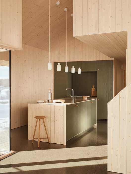 Зимняя хижина Mylla / Fjord Arkitekter - Фотография интерьера, кухня, столешница, стол, раковина, стул