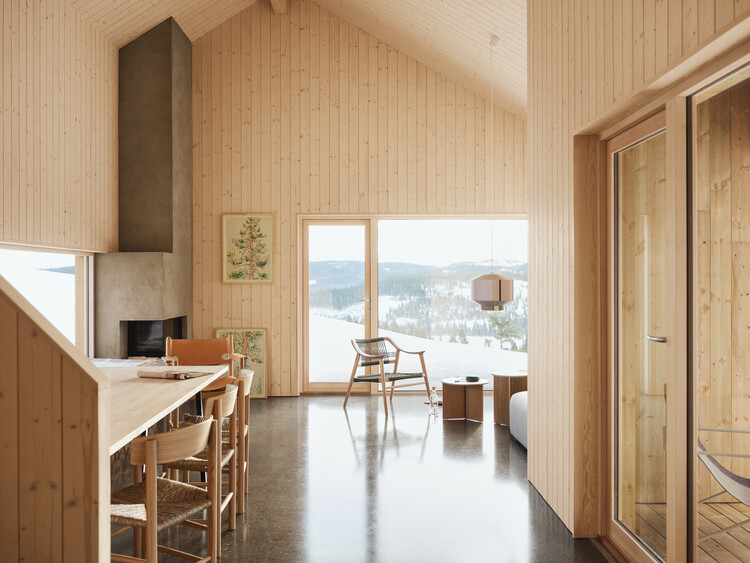Зимняя хижина Mylla / Fjord Arkitekter - Фотография интерьера, стол, дверь, столешница, стул, балка