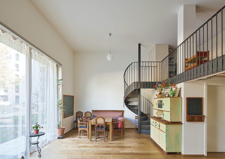 Отделанный дом / Praeger Richter Architekten - Фотография интерьера, стол, лестница, стул, окна, перила