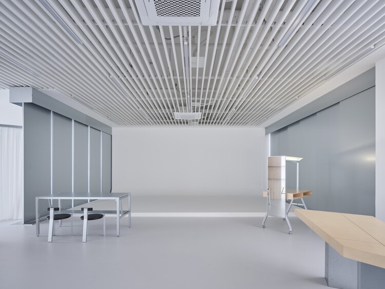NONSCALED Studio Space / TCTC — Фотография интерьера, стол, стул, окна