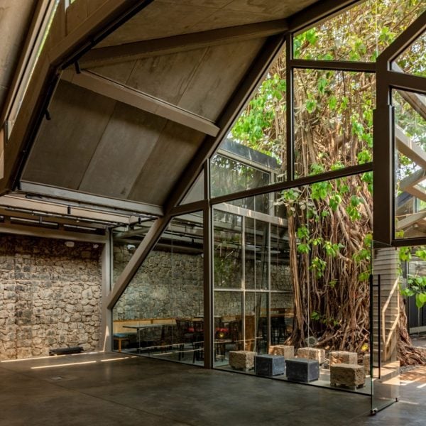 Malik Architecture превращает ледяную фабрику в современную галерею IF.BE