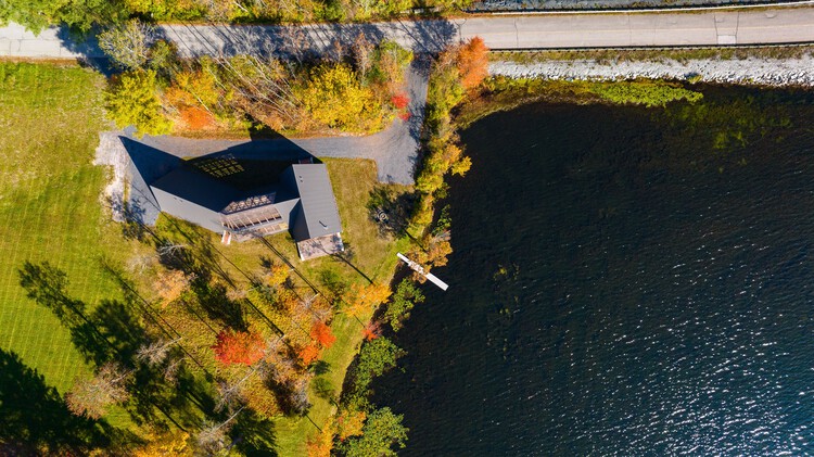 Дом с А-образным каркасом / Birdseye — фотография экстерьера