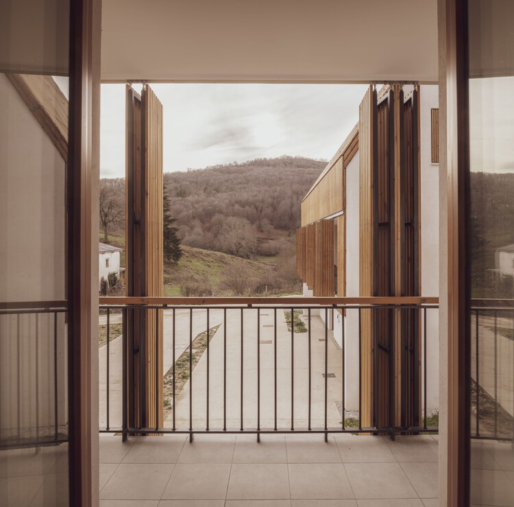 Жилье в Гарральде / Назарете Гутьеррес Франко + Родриго Нуньес Arquitectos - Фотография интерьера, перила