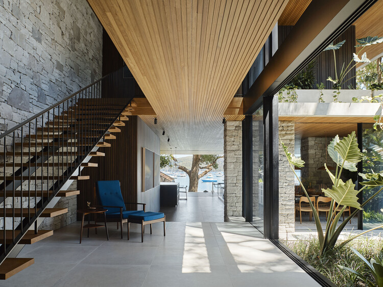 M House / Rama Architects - Фотография интерьера, стул, стол, балка