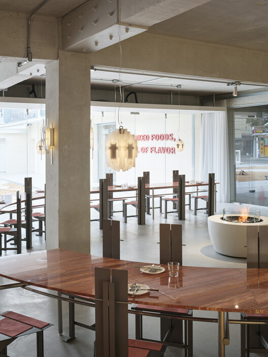 Ресторан и бар Slowyard BBQ / Индисалон - Фотография интерьера, стол