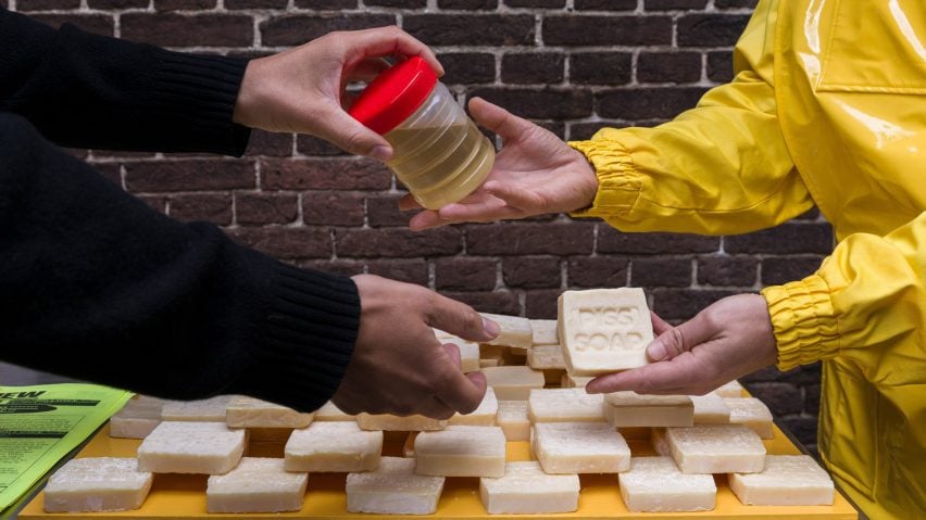 Проект Piss Soap от Артура Гийемино во всплывающем окне New Store 1.0 от Het Nieuwe Instituut на Неделе дизайна в Голландии