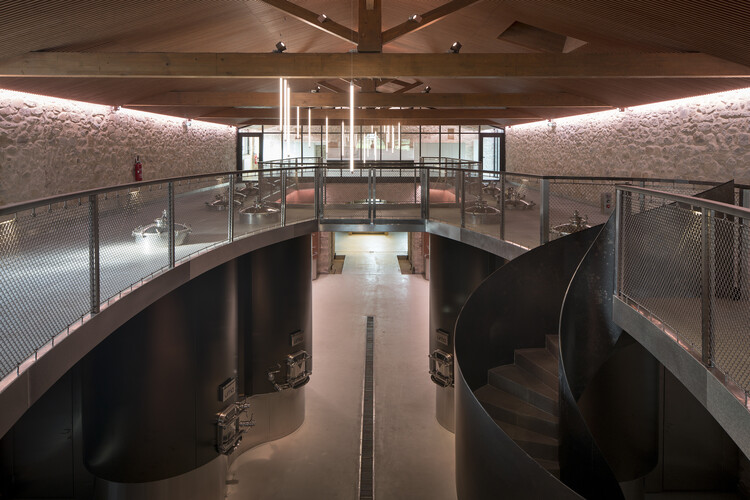 Винодельня Domaine UMA / Agence Clausel-Borel Architecte - Фотография интерьера, перила