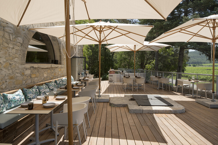 Винодельня Domaine UMA / Agence Clausel-Borel Architecte - Фотография интерьера, кухня, стол, стул, балка, патио, терраса